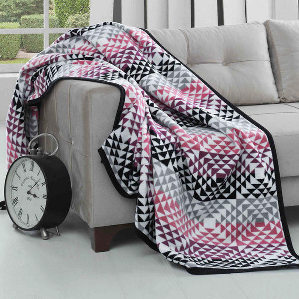 Pink and purple geometric pattern fleece blanket - 150cm x 200cm